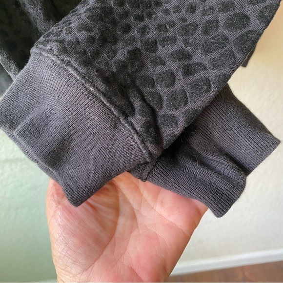 Rails Black Marlo Flocked Cobra
Pattern Side Zippers Cropped
Sweatshirt Top SZ M - Picture 10 of 13
